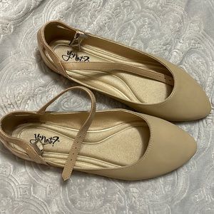 NWOT Tan flats size 7 1/2